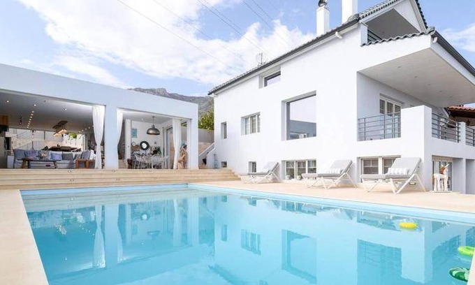 Kineta Villa | 250 m² Villa ∙ 5 bedrooms ∙ 10 guests