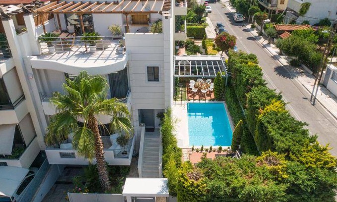 Glyfada Villa | 300 m² Villa ∙ 5 bedrooms ∙ 9 guests