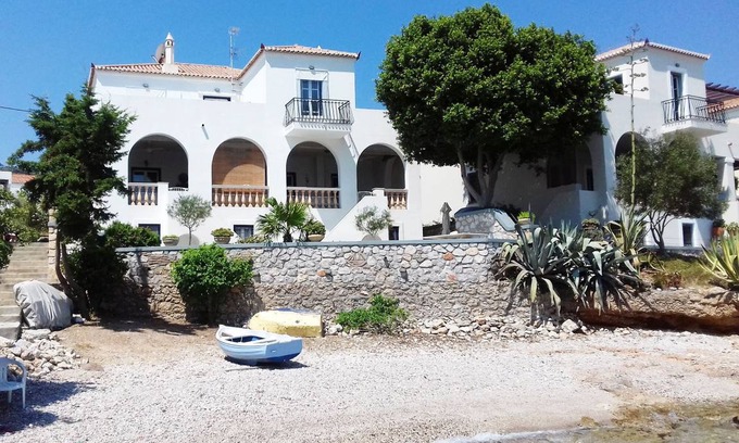 Spetses Villa | 300 m² Villa ∙ 8 bedrooms ∙ 18 guests