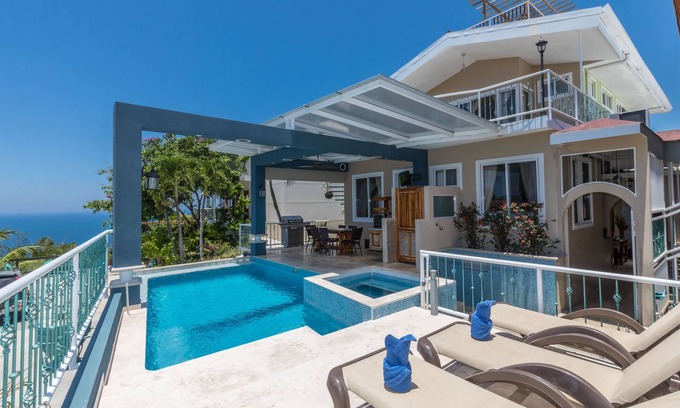 Manuel Antonio Villa | 6 Bdr Villa/Rooftop with amazing views/Centrally Located