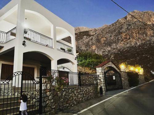 Skalia House | 87 m² House ∙ 2 bedrooms ∙ 11 guests