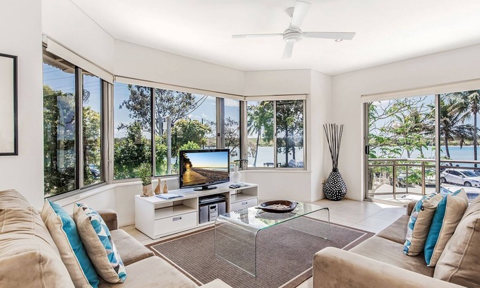 Noosaville Apartment | Aarons Villa - Waterfront Perfectly located on Gympie Terrace