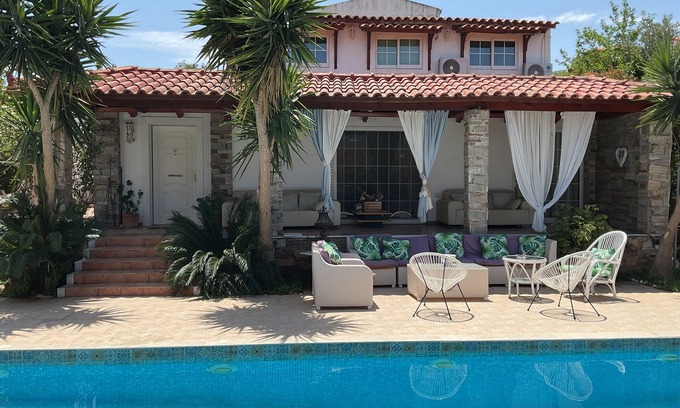 Nea Makri Villa | Amomos Villa with Private Pool for Luxury Vacation and Relax