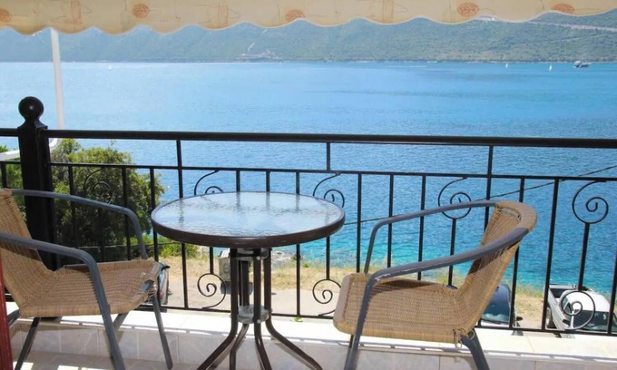 Vassiliki Apartment | Apartment 'Studios and Apartments Thomas 13' with Sea View, Wi-Fi and Air Conditioning