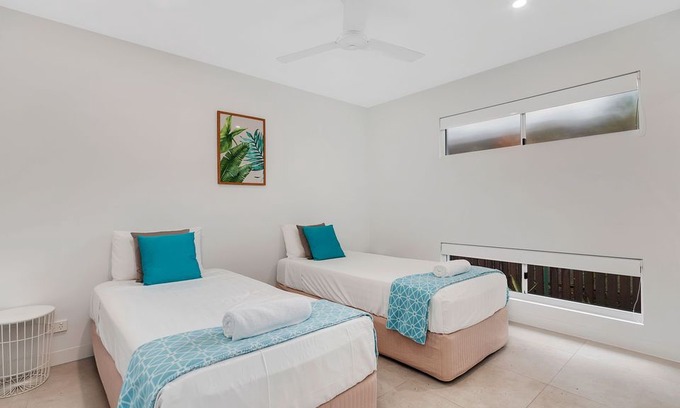 Clifton Beach House | Arlington Beach House (Beachfront near Palm Cove)