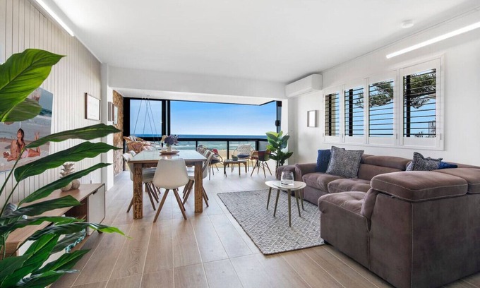 Surfers Paradise Apartment | Beachfront Retreat w/Ocean views and Beach Access