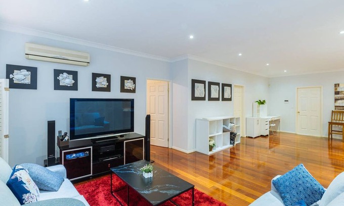 Sunnybank House | Best House in Sunnybank with 6 Bedrooms