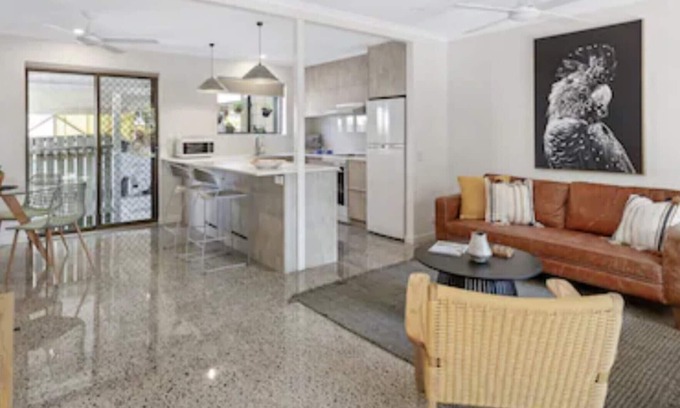 Tewantin House | Betty on Hilton- Just steps from the Noosa river