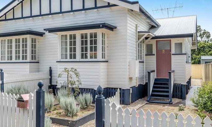 Toowoomba House | "Camellia Cottage"! CDB Diamond!
