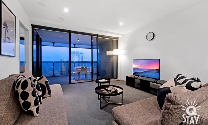 Surfers Paradise Apartment | Circle on Cavill – 1 Bedroom + Study Ocean - 7 Night Special!