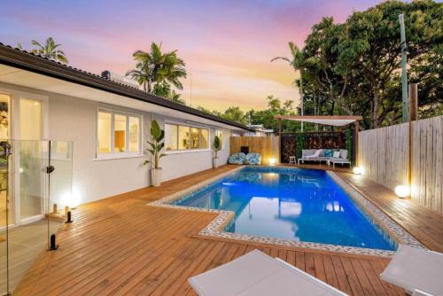 Manunda House | City Haven A Slice of Paradise 4BR Pool and Dog Friendly