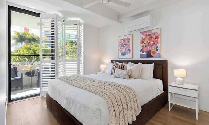 Maroochydore Apartment | City oasis - 3 BR apt. on Maroochy river, pool, AC