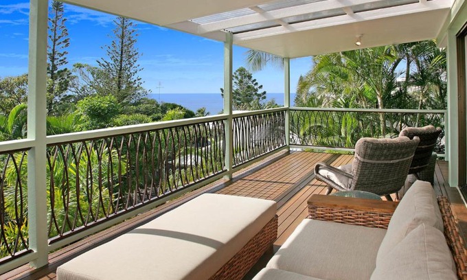 Sunshine Beach House | Coastal Pet Retreat with a View