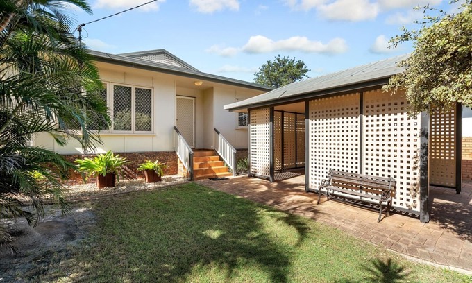 Woorim House | Cottage by the Surf Beach