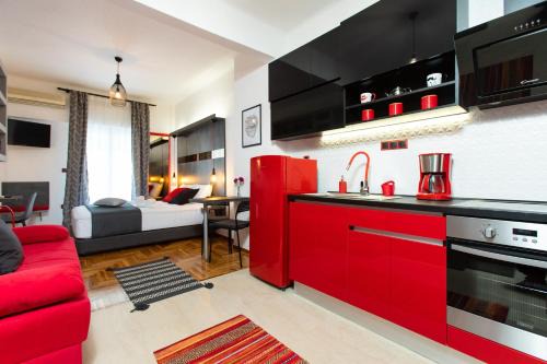 Thessaloniki City Centre Apartment | Downtown Luxury Boutique Suites : the red suite