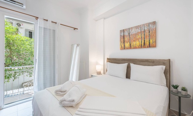 Koukaki Apartment | Elegant Koukaki Studio by Cloudkeys