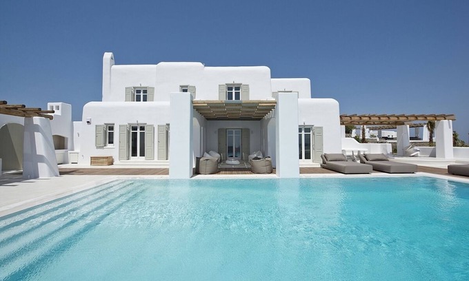 Tourlos Villa | Elegant Villa, Private Infinity Pool, Fantastic Views to Aegean Sea & Mykonos Town (10 mins drive)