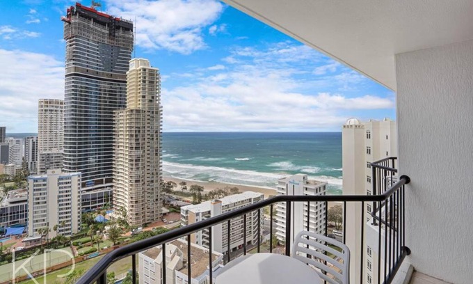 Surfers Paradise Apartment | Enjoy fantastic ocean views in Surfers Paradise!