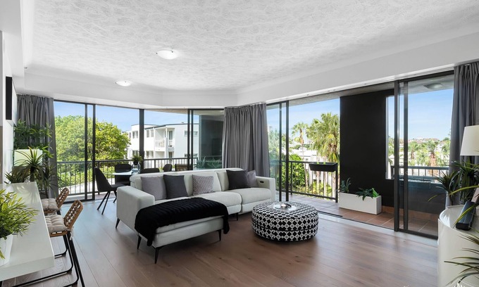 Kangaroo Point Apartment | Executive Three Bedroom Unit overlooking Resort Style Pool and Parking
