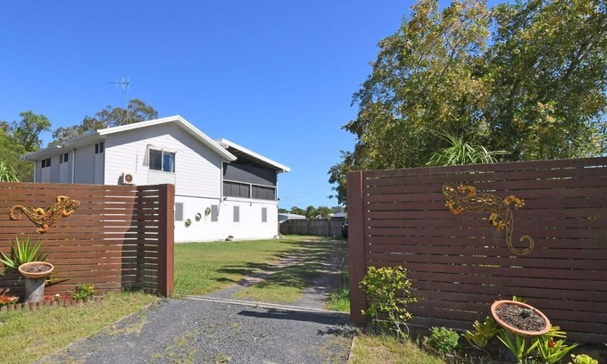 Toogoom House | GetAwayStay - 3BR - Aircon - WiFi - Smart TV