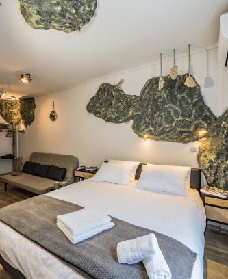 Thessaloniki City Centre Apartment | GraffitiSuites#Stone