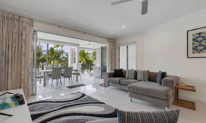 Palm Cove Apartment | Gris at Island Views Pool Paradise on the Beach