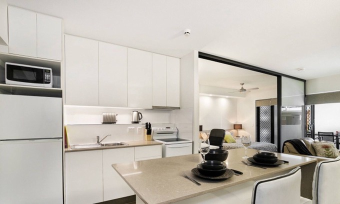 Bowen Hills Apartment | Groovy & Cool~1Bed/1Bath/1Car~Close to everything!