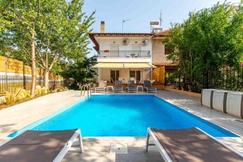 Kalamaria Villa | Heated Pool Villa in Thessaloniki - Urban Oasis