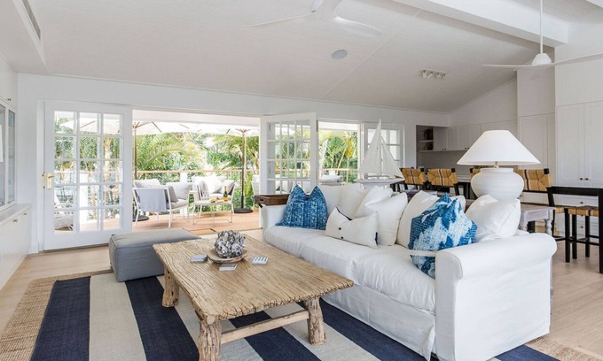 Noosa Heads Apartment | HEATED POOL - WALK TO BEACH & SHOPS - LUXURY
