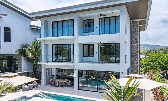 Playa Hermosa Apartment | Hermosa Villa II Luxury Oceanfront Pool Jacuzzi