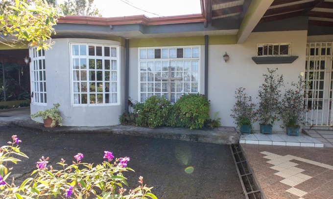 San Ramon House | Hostel Bouganvilia Bed and Breakfast