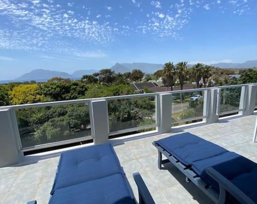 Kommetjie Apartment | Kommetjie Penthouse! Sea Views! Sun & Surf!