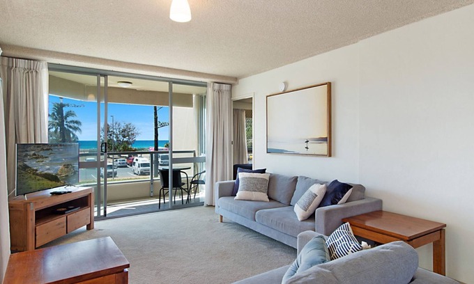 Coolangatta Apartment | Kooringal Unit 3 Right on Greenmount Beach Coolangatta with Wi-Fi Included