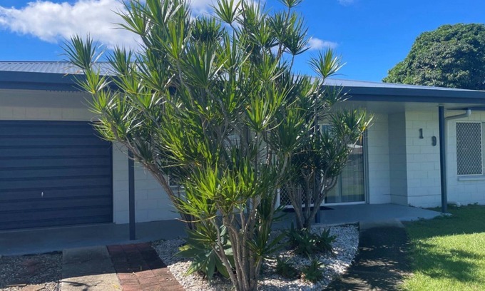 Bongaree House | Lowset home with attached Granny Flat - Doomba Dr,