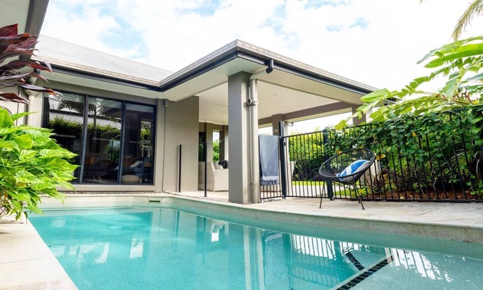 Peregian Beach House | Lush Tropical Retreat Heated Pool King Bed Netflix