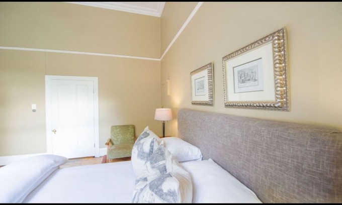 Brooklyn Hotel | Luxurious Room with Breakfast in Lovely Guesthouse in Pretoria