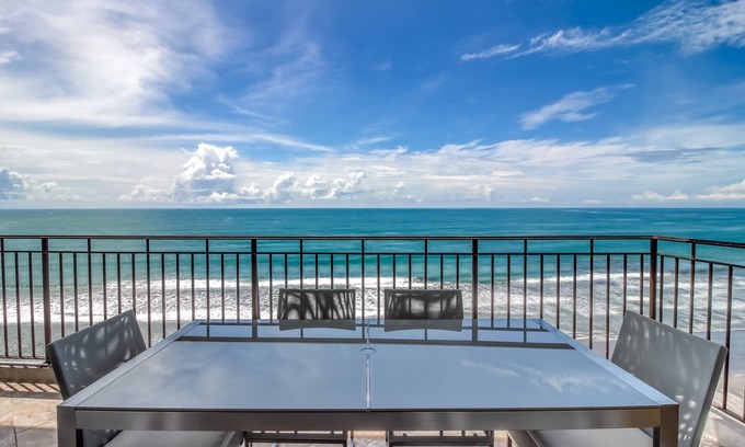 Jaco Apartment | Luxury family-friendly beachfront condo with stunning views, pool & beach access