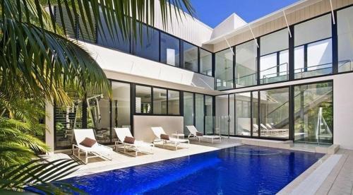 Noosa Heads House | Luxury Retreat with Private Beach & Jetty