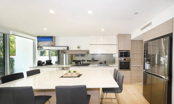 Maroochydore Apartment | Maroochydore Beachfront Elegance, Views ZE7