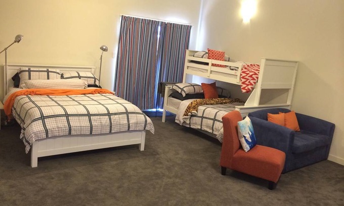 Varsity Lakes Resort | Private room ∙ 5 guests