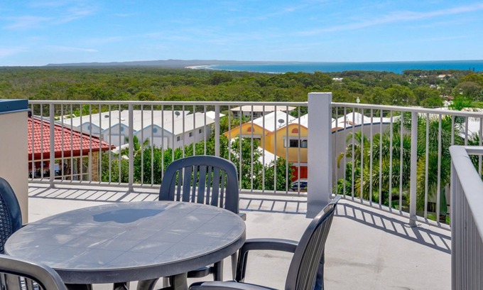 Rainbow Beach House | Rainbow Towers 2 - Rainbow Beach. High on the Hill. Panoramic Views. Wi-Fi. Pool