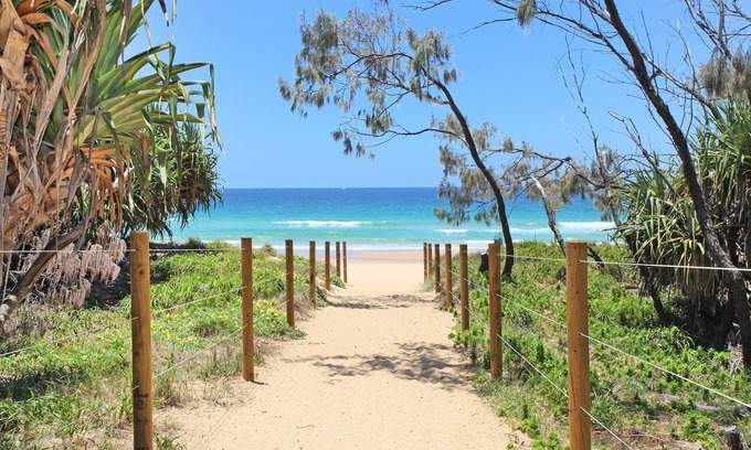 Warana House | Saleng 51 - Three Bedroom Retro Beach Pad - 200 metres to Beach Access!
