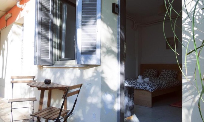 Neos Kosmos Apartment | Studio Delacroix