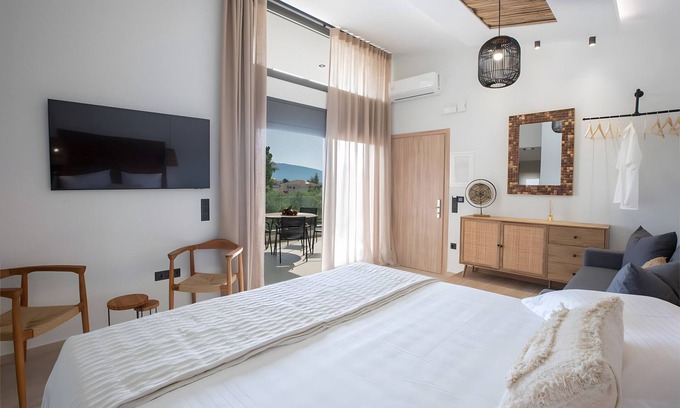 Lefkada Town Apartment | Studio 'Elfam City Suite B' with Shared Terrace, Wi-Fi and Air Conditioning