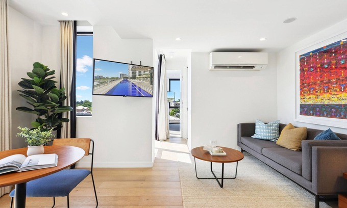 Spring Hill Apartment | Stunning 1-Bed by Victoria Park with Pool & Gym