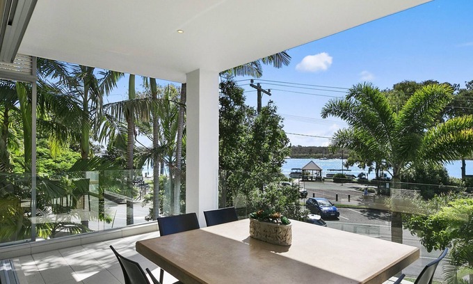 Noosaville Apartment | Stunning Riverfront Apartment in Noosaville - Unit 2 Wai Cocos 215 Gympie Terrace