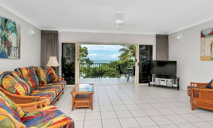 Trinity Beach Apartment | Superior Seaview One Bedroom Apartment