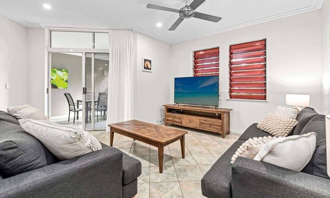 Palm Cove Apartment | The Grande Luxury at Oasis Gardens