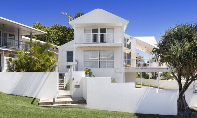 Coolum Beach House | The White House - Spectacular Ocean Views, Central Coolum & WiFi
