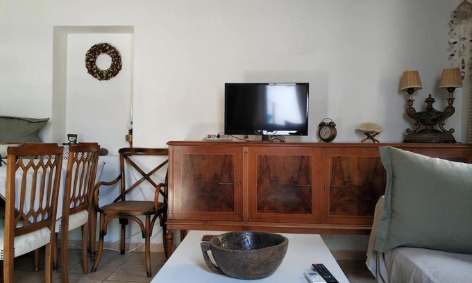 Aegina Town House | Theonis House. Hearth of town with roof-garden